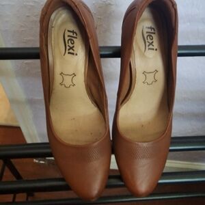 Size 7 1/2 flexi brown heels